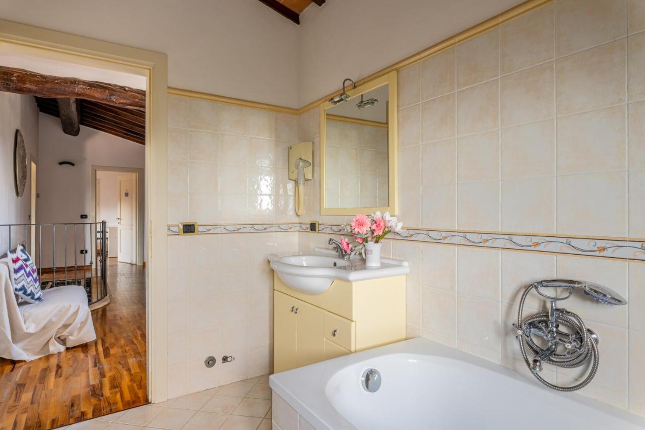Casa Vecchia Rooms And Parking Gambassi Terme Exterior photo